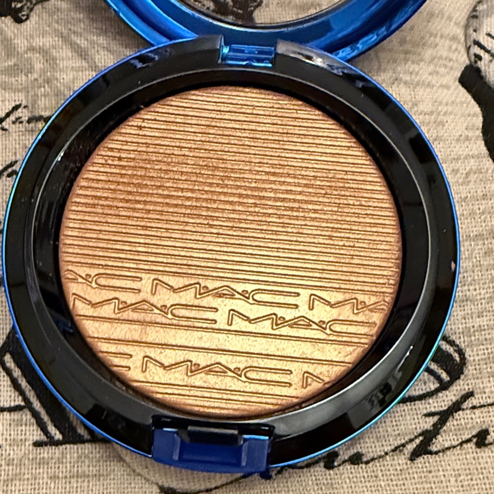 MAC Gold Highlighter
